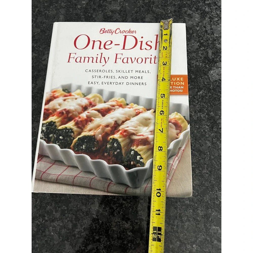 Betty‎ Crocker One Dish Family Favorites Cookbook Casseroles Skillet Meals 2006